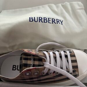 Burberry sneakers NIB